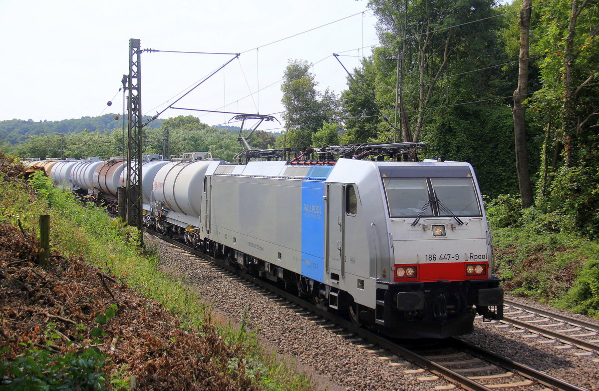 186 447-9 von Lineas/Railpool  kommt die Gemmenicher-Rampe herunter nach Aachen-West mit einem Kesselzug aus Antwerpen-Kanaaldok(B) nach Millingen-Solvay(D).
Aufgenommen an der Montzenroute am Gemmenicher-Weg. 
Bei Sommerwetter am Nachmittag vom 25.7.2018.