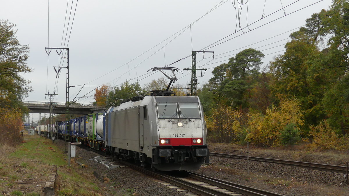 186 447 passiert mit einem Güterzug die Abzweigstelle Stockschneiße im Darmstädter Knoten. Der Zug fährt weiter gen Aschaffenburg. Aufgenommen am 31.10.2018 15:30