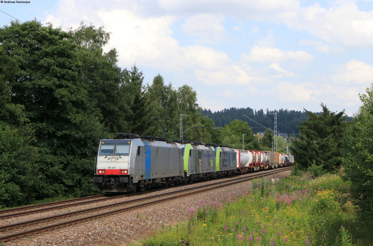186 447; Re 486 508 und Re 485 012 (kalt) mit dem DGS 43760 (Singen (htw)-Krefeld Linn) bei St.Georgen 14.8.21