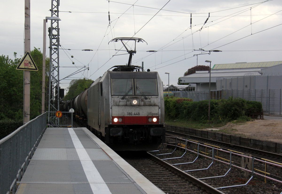 186 448-7 von Lineas/Railpool kommt als Umleiter mit einem gemischten Güterzug aus Köln-Gremberg(D) nach Antwerpen-Noord(B) und fährt durch Kohlscheid aus Richtung Herzogenrath und fährt die Kohlscheider-Rampe hoch nach Aachen-West. 
Aufgenommen von Bahnsteig 2 in Kohlscheid.
Am 24.4.2019.