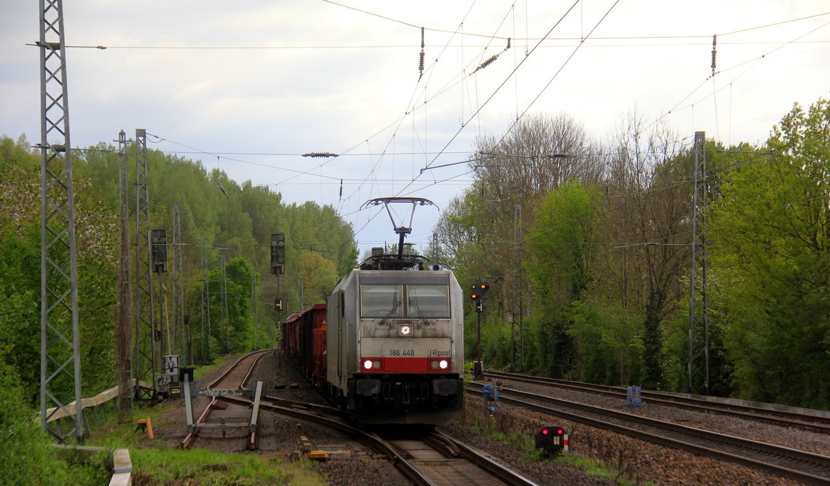 186 448-7 von Lineas/Railpool kommt als umleiter aus Richtung Aachen-Wes,Laurensberg,Richterich mit einem gemischten Güterzug aus Antwerpen-Noord(B) nach Köln-Gremberg(D) und fährt durch Kohlscheid in Richtung Herzogenrath,Mönchengladbach. 
Aufgenommen von Bahnsteig 1 in Kohlscheid.
Am 24.4.2019. 