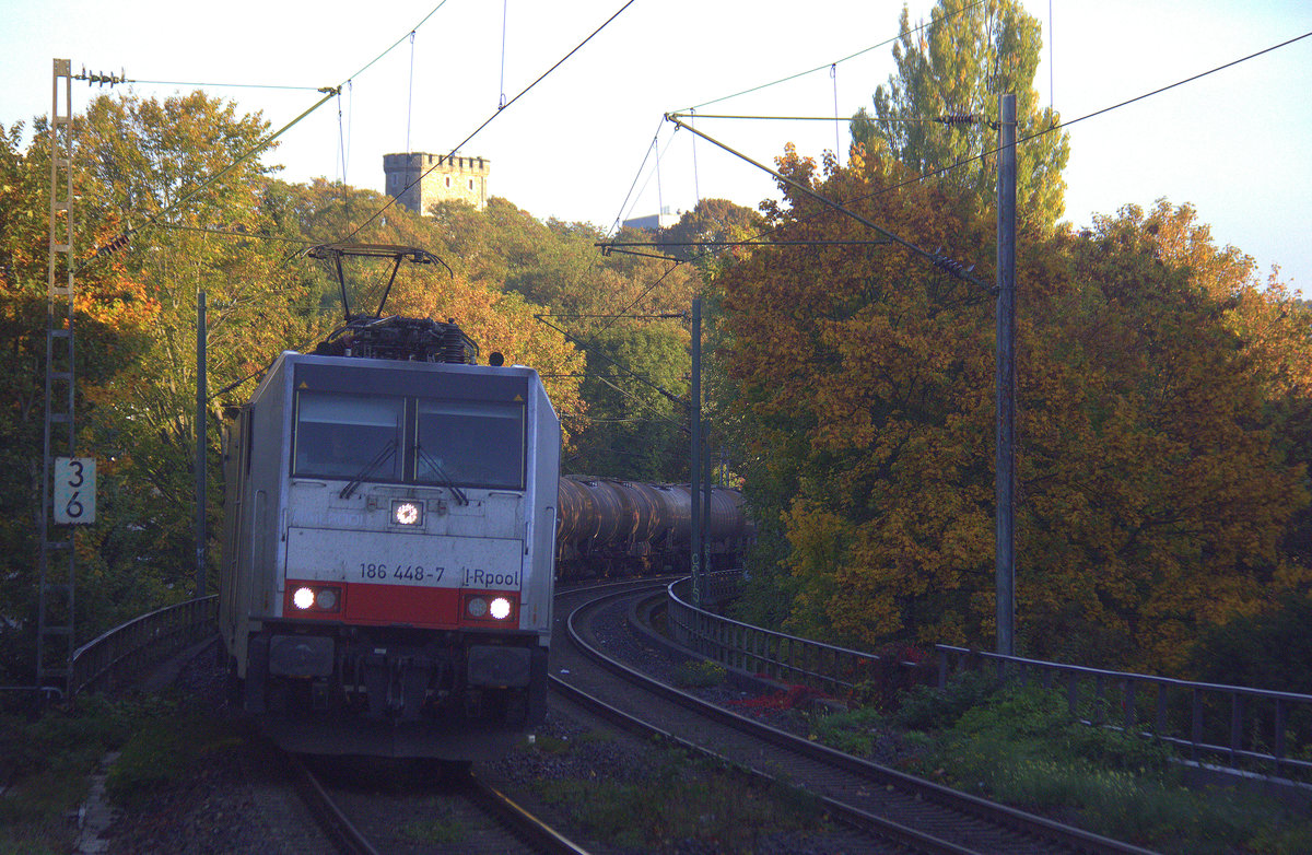 186 448-7 von Lineas/Railpool kommt mit einem Kesselzug aus Antwerpen-Noord(B) nach Köln-Eifeltor(D) fährt durch Aachen-Schanz in Richtung Aachen-Hbf,Aachen-Rothe-Erde,Stolberg-Hbf(Rheinland)Eschweiler-Hbf,Langerwehe,Düren,Merzenich,Buir,Horrem,Kerpen-Köln-Ehrenfeld,Köln-West,Köln-Süd. 
Aufgenommen vom Bahnsteig von Aachen-Schanz. 
Am Morgen vom 8.10.2018.