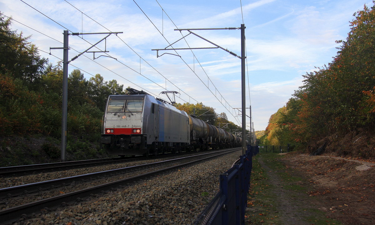 186 448-7  von Lineas/Railpool kommt mit einem Kesselzug aus Ludwigshafen-BASF(D) nach Antwerpen-BSAF(B) und kommt aus Richtung Aachen-West(D) und fährt durch den Gemmenicher-Wald(B) in Richtung Montzen(B),Vise(B). 
Aufgenommen an der Montzenroute bei Moresnet-Chapelle(B). 
Bei schönem Herbstwetter am Nachmittag vom 14.10.2018.
