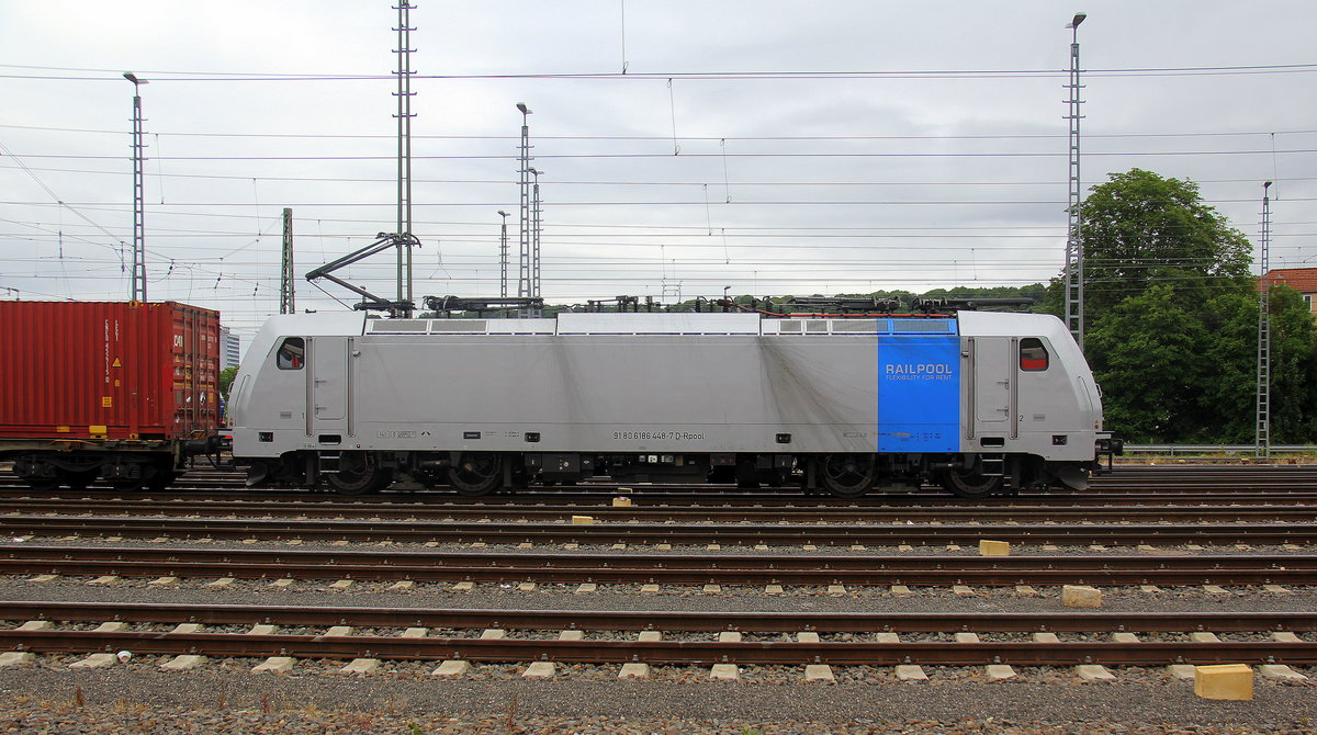 186 448-7 von Railpool steht in Aachen-West mit einem Containerzug aus Milano-Smistamento(I) nach Zeebrugge-Ramskapelle(B) und wartet auf die Abfahrt nach Belgien.
Aufgenommen vom Bahnsteig in Aachen-West.
Bei Sonne und Wolken am Morgen vom 18.6.2018.