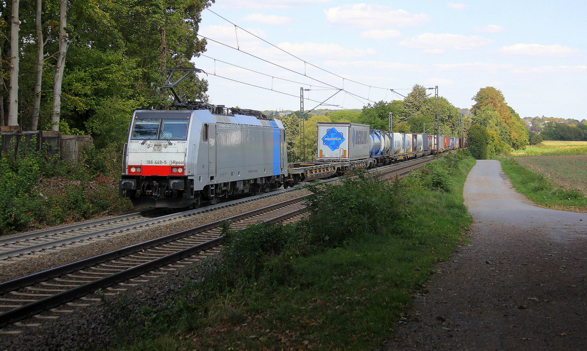186 449-5 von Lineas/Railpool  kommt aus Richtung Aachen-West und fährt die Gemmenicher-Rampe hochgefahren mit einem langen Containerzug aus Gallarate(I) nach Antwerpen-Noord(B)  und fährt in Richtung Montzen/Belgien. 
Aufgenommen an der Montzenroute am Gemmenicher-Weg.
Bei Sommerwetter am Nachmittag vom 1.9.2018.