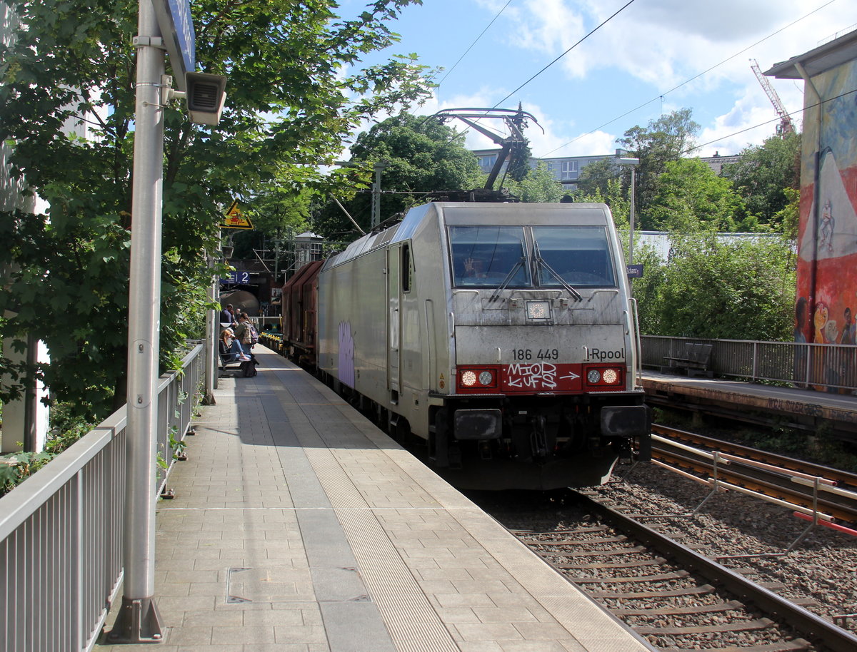186 449-5 von Lineas/Railpool  kommt aus Richtung Köln,Aachen-Hbf mit einem gemischten Güterzug aus Wien-Freudenau-Hafen(A) nach Antwerpen-Noord(B) und fährt durch Aachen-Schanz in Richtung Aachen-West. 
Aufgenommen vom Bahnsteig von Aachen-Schanz. 
Bei Sommerwetter am Nachmittag vom 12.6.2019.