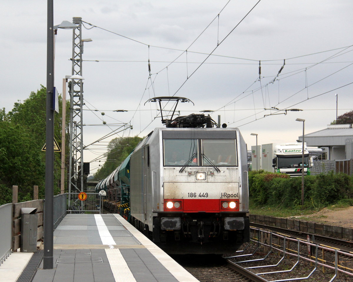 186 449-5 von Lineas/Railpool kommt die Kohlscheider-Rampe hoch aus Richtung Mönchengladbach,Herzogenrath mit einem Kalkleerzug aus Oberhausen-West(D) nach Hermalle-Huy(B) und fährt durch Kohlscheid in Richtung Richterich,Laurensberg,Aachen-West. Aufgenommen von Bahnsteig 2 in Kohlscheid. 
Am 25.4.2019. 