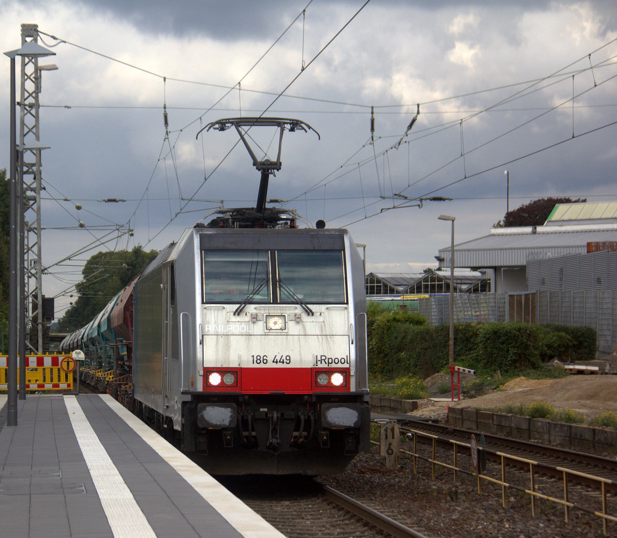 186 449-5 von Lineas/Railpool kommt die Kohlscheider-Rampe hoch aus Richtung Mönchengladbach,Herzogenrath mit einem Kalkleerzug aus Oberhausen-West(D) nach Hermalle-Huy(B) und fährt durch Kohlscheid in Richtung Richterich,Laurensberg,Aachen-West. Aufgenommen von Bahnsteig 2 in Kohlscheid.
Bei Wolken am Nachmittag vom 23.9.2019.