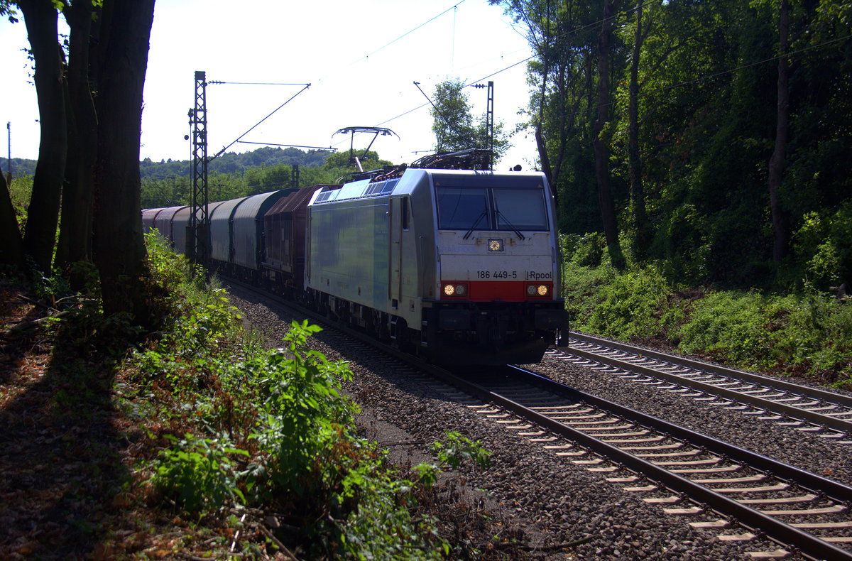 186 449-5  von Lineas/Railpool kommt leider im gegenlicht die Gemmenicher-Rampe herunter nach Aachen-West mit einem Coilzug aus Kinkempois(B) nach Köln-Gremberg(D).
Aufgenommen an der Montzenroute am Gemmenicher-Weg. 
Bei Sommerwetter am Nachmittag vom 27.7.2018.