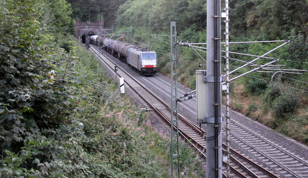 186 450-3 von Lineas/Railpool und kam aus dem falschen Gleis aus dem Gemmenicher-Tunnel raus mit einem gemischten Güterzug aus  Antwerpen-Noord(B) nach Köln-Gremberg(D) und fährt die Gemmenicher-Rampe  herunter nach Aachen-West. 
Aufgenommen bei Reinartzkehl an der Montzenroute. 
Am Abend vom 8.8.2018. 