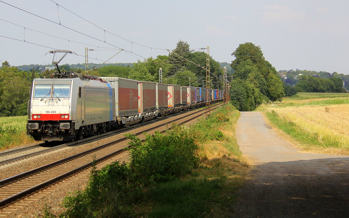 186 450-3 von Lineas/Railpool  kommt aus Richtung Aachen-West und fährt die Gemmenicher-Rampe hoch mit einem LKW-Zug aus Novara- Boschetto(I) nach  Zeebrugge-Vorming(B)  und fährt in Richtung Montzen/Belgien. Aufgenommen an der Montzenroute am Gemmenicher-Weg. 
Bei Sommerwetter am Nachmittag vom 21.7.2018.