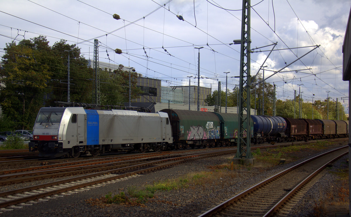 186 450-3 von Lineas/Railpool  kommt aus Richtung Montzen/Belgien mit einem Güterzug aus Antwerpen-Noord(B) nach Köln-Gremberg(D) und fährt in Aachen-West ein. 
Aufgenommen vom Bahnsteig in Aachen-West. 
Bei Sommerwetter am Nachmittag vom 21.9.2018.