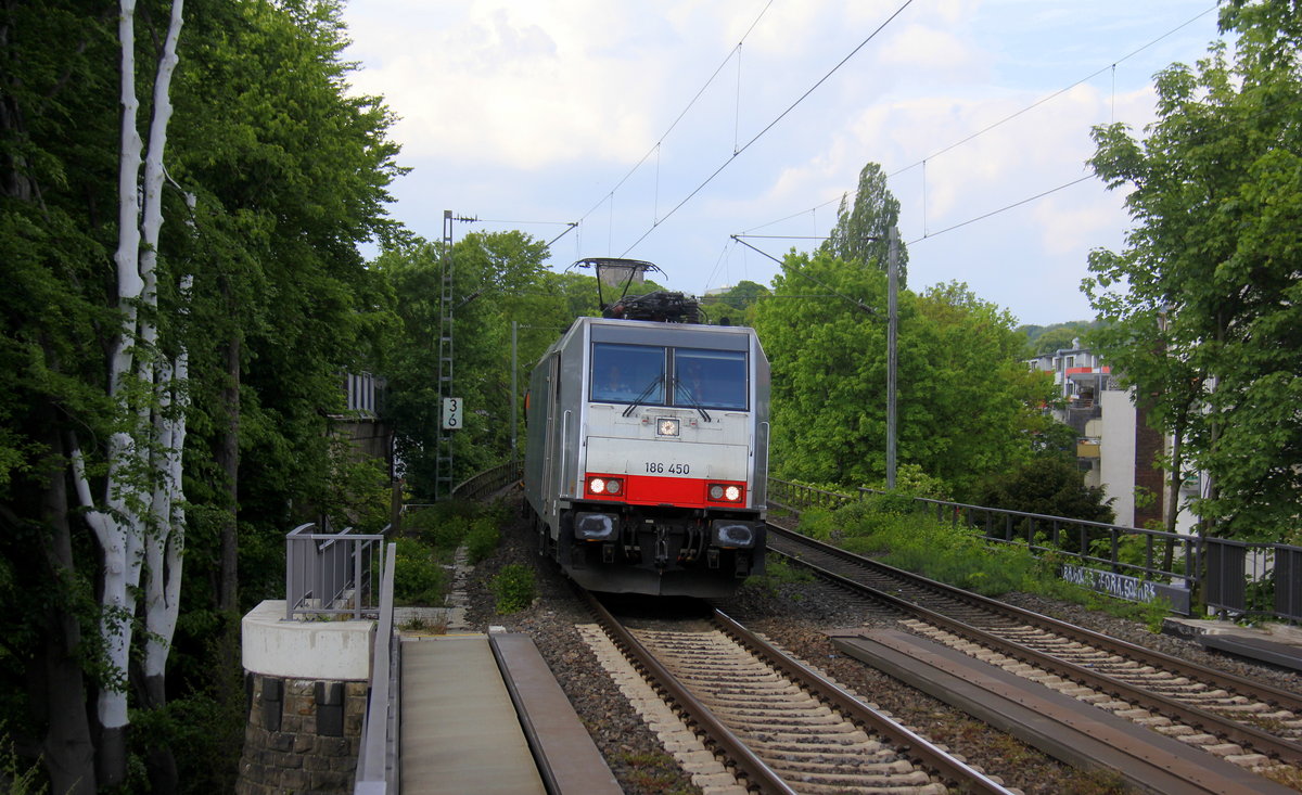 186 450-3 von Lineas/Railpool kommt aus Richtung Aachen-West mit gemischten Güterzug aus Antwerpen-Noord(B) nach Köln-Gremberg(D) und fährt durch Aachen-Schanz in Richtung Aachen-Hbf,Aachen-Rothe-Erde,Stolberg-Hbf(Rheinland)Eschweiler-Hbf,Langerwehe,Düren,Merzenich,Buir,Horrem,Kerpen-Köln-Ehrenfeld,Köln-West,Köln-Süd. Aufgenommen vom Bahnsteig von Aachen-Schanz. 
Bei Sonnenschein und Wolken am Nachmittag vom 10.5.2019.