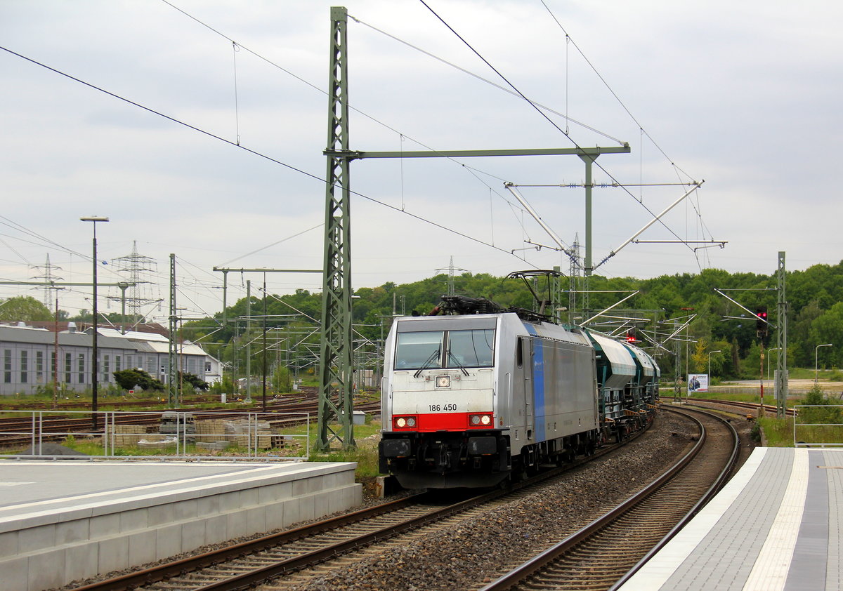 186 450-3 von Lineas/Railpool kommt aus Richtung Rheydt,Wickrath,Beckrath,Herrath,Erkelenz,Baal,Hückelhoven-Baal,Brachelen,Lindern,Süggerath,Geilenkirchen,Frelenberg,Übach-Palenberg,Rimburg,Finkenrath,Hofstadt mit einem Kalkleerzug aus Oberhausen-West(D) nach Hermalle-Huy(B) und fährt durch Herzogenrath in Richtung Kohlscheid,Richterich,Laurensberg,Aachen-West. 
Aufgenommen am Bahnhof von Herzogenrath.
Bei Wolken am Nachmittag vom 16.5.2019.