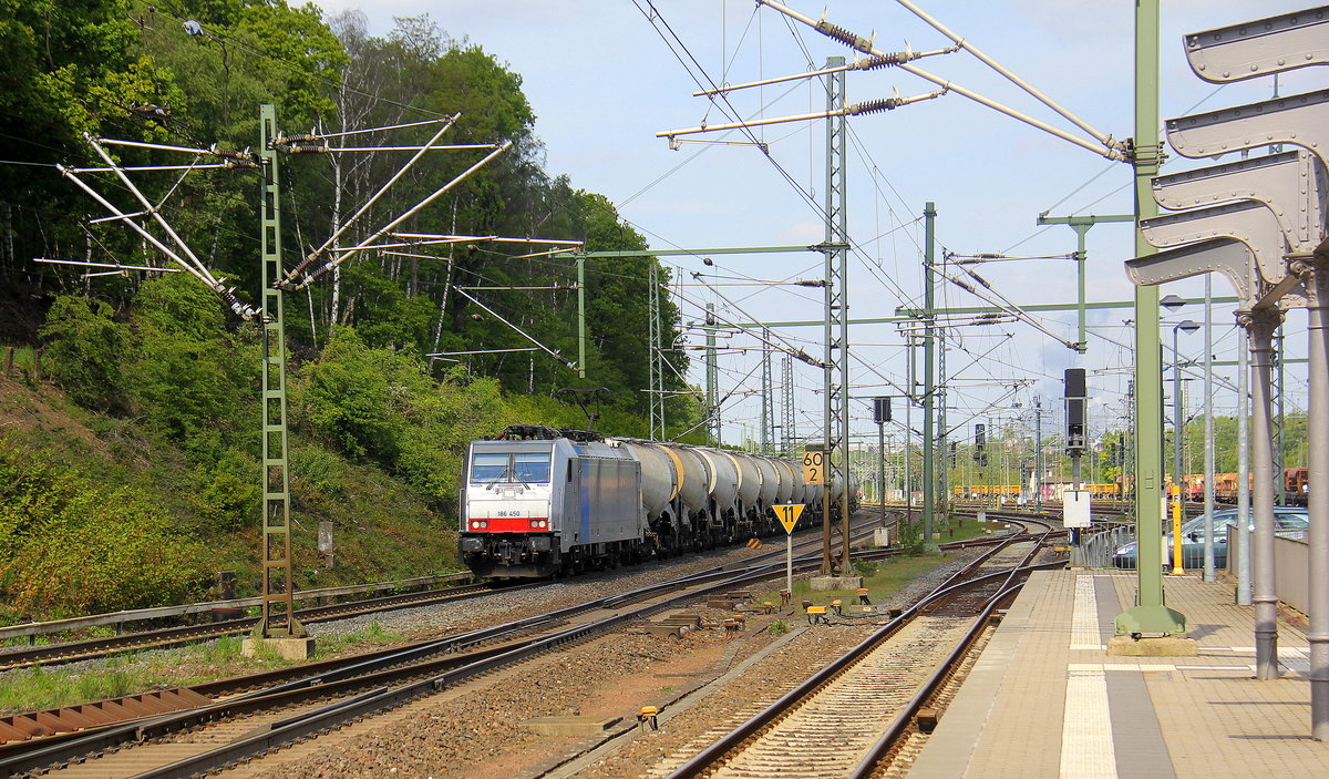 186 450-3 von Lineas/Railpool kommt mit einem Kesselzug aus Köln-Gremberg(D) nach 	Antwerpen-Noord(B) und kommt aus Richtung Köln-Süd,Köln-West,Köln-Ehrenfeld,Kerpen,Horrem,Buir,Merzenich,Düren,Langerwehe,Eschweiler-Hbf und fährt durch Stolberg-Rheinland-Hbf in Richtung Aachhen-Eilendorf,Aachen-Rothe-Erde,Aachen-Hbf,Aachen-Schanz,Aachen-West. 
Aufgenommen vom Bahnsteig 43 in Stolberg-Hbf. 
Bei schönem Frühlingswetter am Nachmittag vom 14.5.2019.