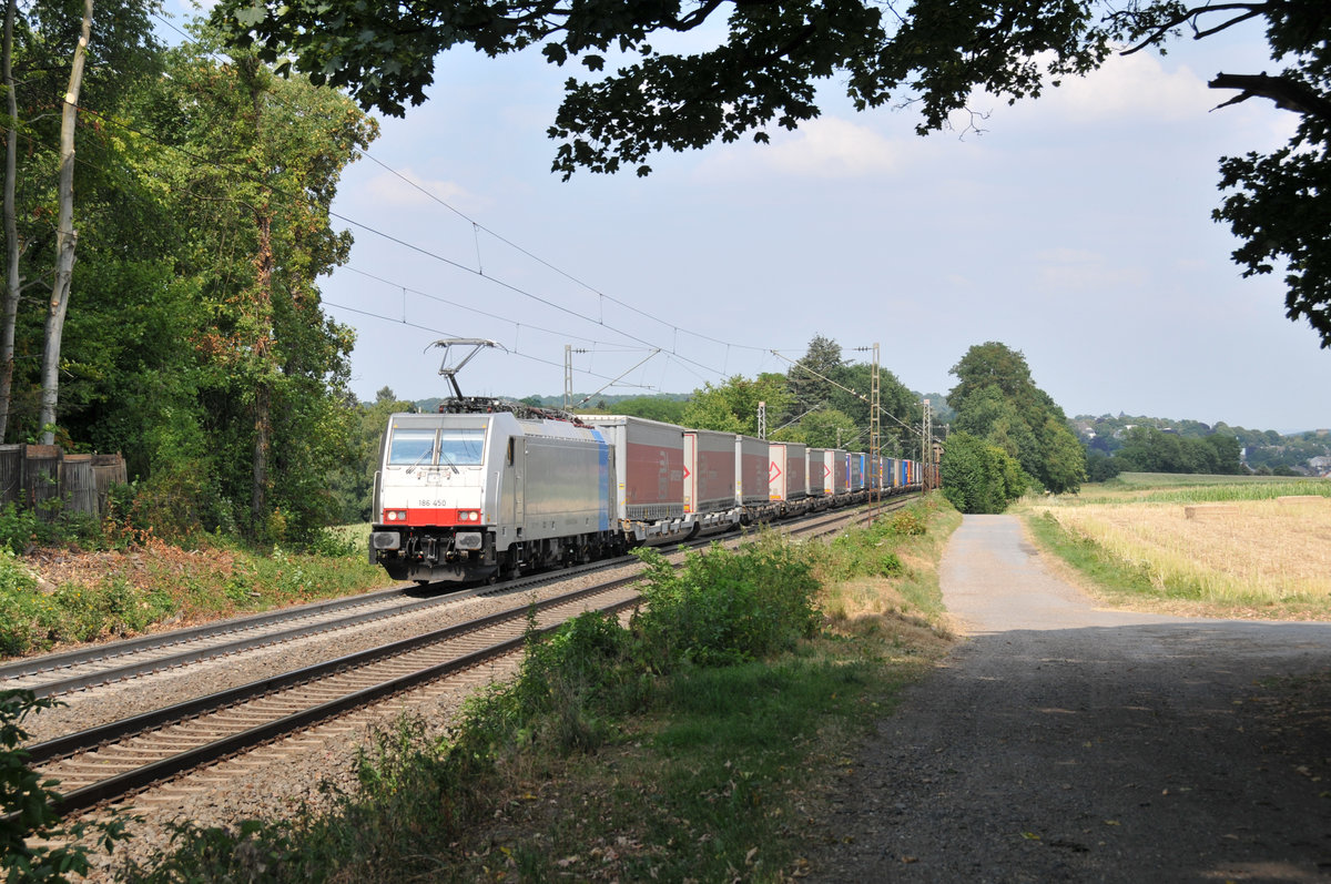 186 450 von Lineas/Railpool zieht einen Hupac-Zug von Aachen-West kommend die Rampe hoch in Richtung Gemmenicher Tunnel/Belgien. Aufgenommen am 21/07/2018.