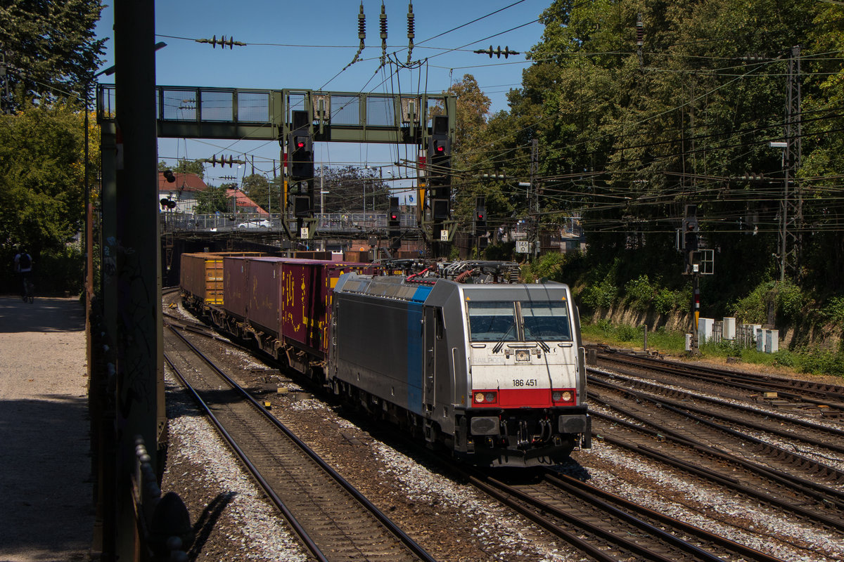186 451-1 ist am 30. Juli 2018 in Offenburg unterwegs. 
