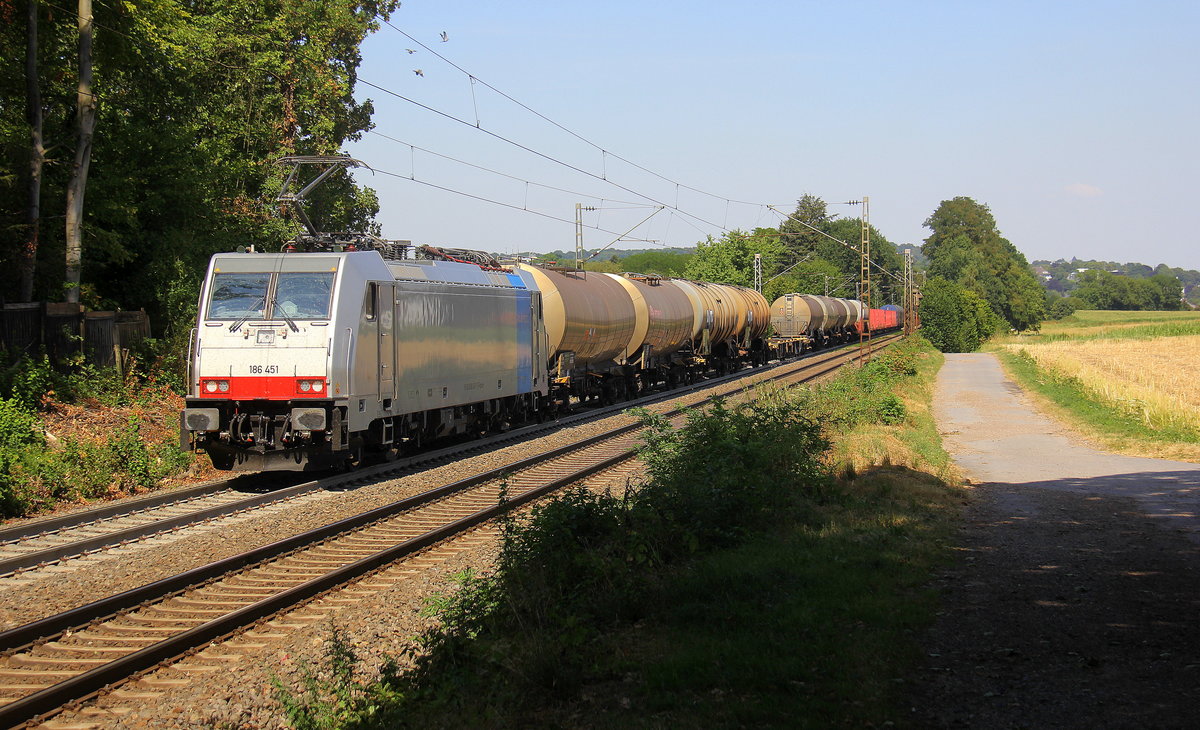 186 451-1 von Lineas/Railpool kommt aus Richtung Aachen-West und fährt die Gemmenicher-Rampe hoch mit einem gemischten Güterzug aus Köln-Gremberg(D) nach Antwerpen-Noord(B) und fährt in Richtung Montzen/Belgien. 
Aufgenommen an der Montzenroute am Gemmenicher-Weg. 
Bei Sommerwetter am Nachmittag vom 27.7.2018.