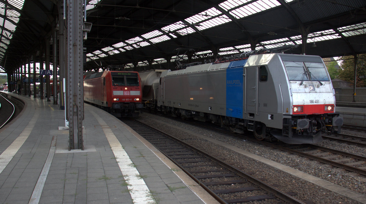186 451-1 von Lineas/Railpool kommt aus Richtung Aachen-West,Aachen-Schanz mit einem gemischten Güterzug aus Antwerpen-Noord(B) nach Köln-Gremberg(D) und fährt durch Aachen-Hbf in Richtung Aachen-Rothe-Erde,Stolberg-Hbf(Rheinland)Eschweiler-Hbf,Langerwehe,Düren,Merzenich,Buir,Horrem,Kerpen-Köln-Ehrenfeld,Köln-West,Köln-Süd. Aufgenommen vom Bahnsteig 6 vom Aachen-Hbf. 
Bei Sonne und Wolken am Nachmittag vom 30.8.2018.