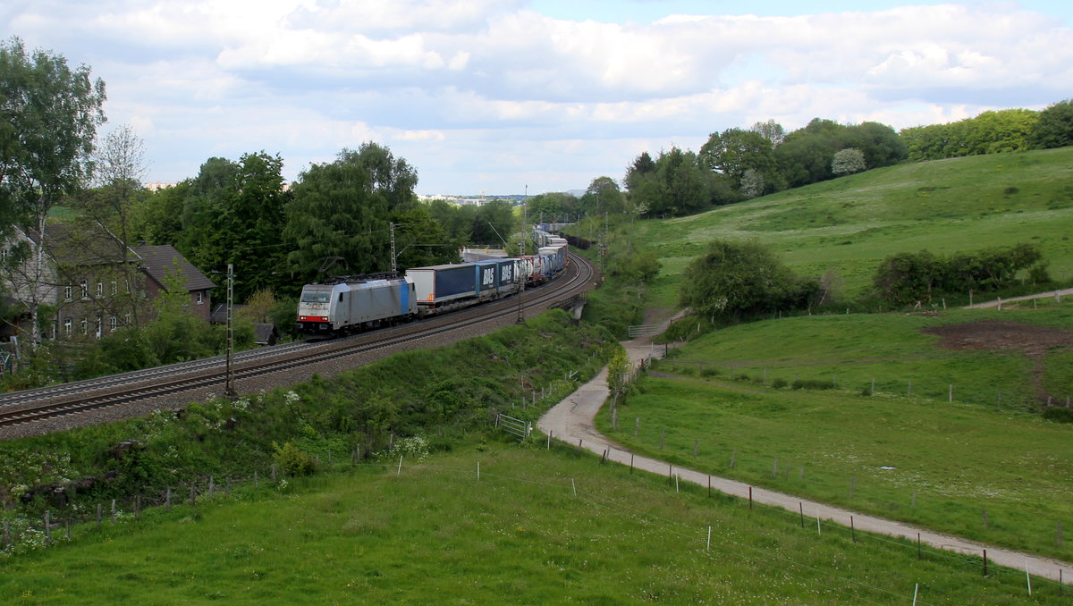 186 451-1 von Lineas/Railpool kommt aus Richtung Aachen-West und fährt die Gemmenicher-Rampe hoch mit einem Containerzug aus Gallarate(I) nach Antwerpen-Oorderen(B) und fährt gleich in den Gemmenicher-Tunnel hinein. 
Aufgenommen von einer Wiese in Reinartzkehl. 
Bei schönem Frühlingswetter am Nachmittag vom 12.5.2019