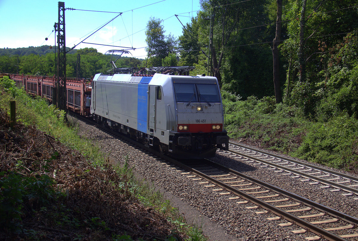 186 451-1 von Lineas/Railpool kommt die Gemmenicher-Rampe herunter nach Aachen-West mit einem Mitsubishi-Autozug aus Zeebrugge-Ramskapelle(B) nach Safenwil(CH).
Aufgenommen an der Montzenroute am Gemmenicher-Weg. 
Bei Sommerwetter am Nachmittag vom 27.7.2018.