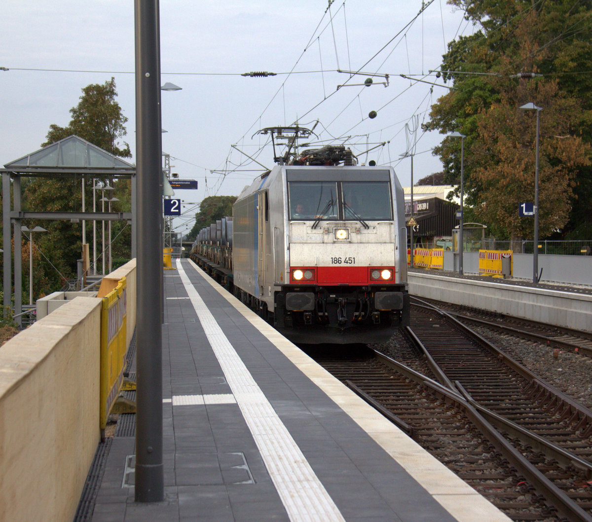 186 451-1 von Lineas/Railpool kommt die Kohlscheider-Rampe hoch aus Richtung Mönchengladbach,Herzogenrath mit einem schweren-Coilzug aus Duisburg-Wedau(D) nach Kinkempois(B) und fährt durch Kohlscheid in Richtung Richterich,Laurensberg,Aachen-West. Aufgenommen vom Bahnsteig 2 in Kohlscheid. 
Am 10.9.2018.