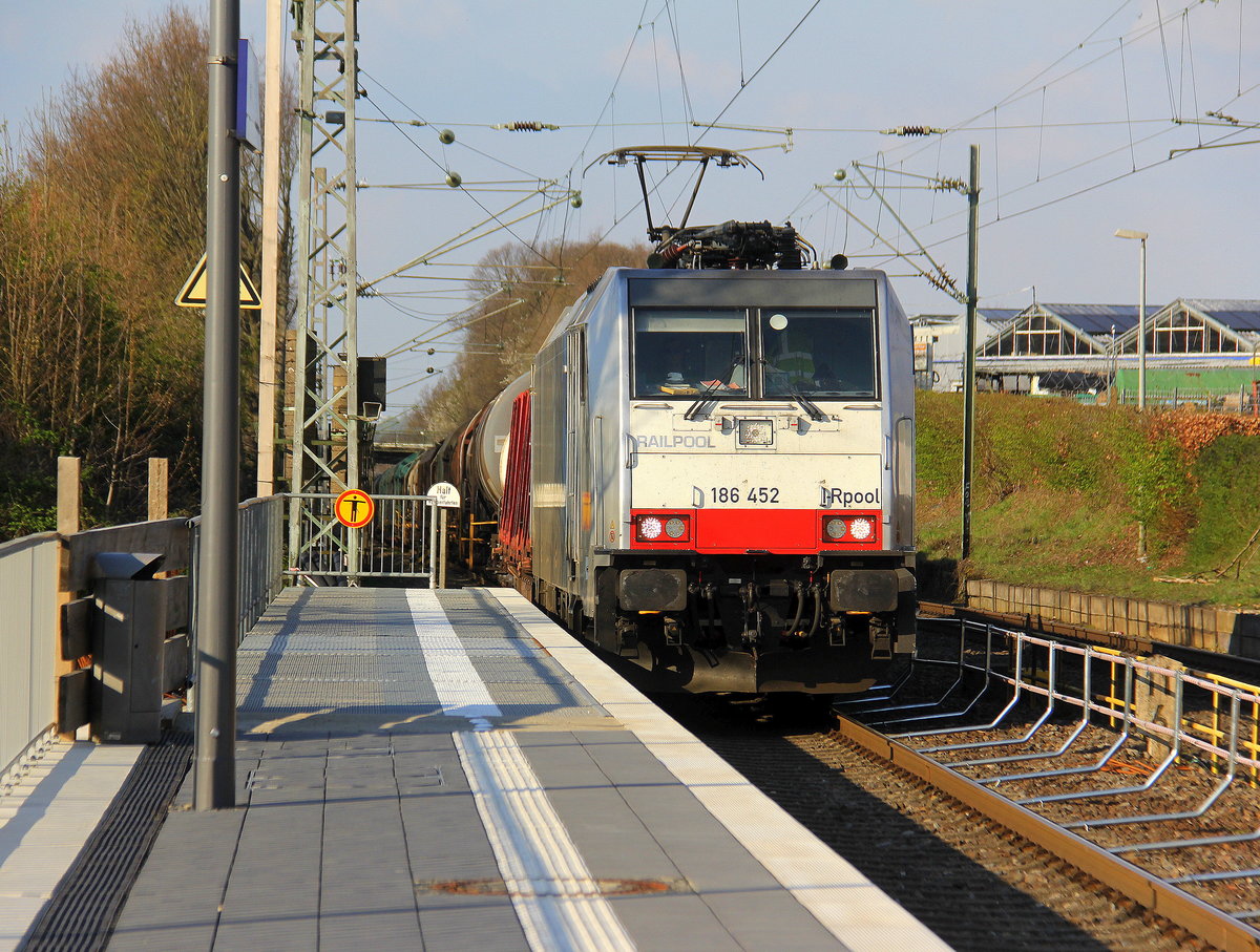 186 452-9 von Lineas/Railpool  kommt als Umleiter mit einem gemischten Güterzug aus Köln-Gremberg(D) nach Antwerpen-Noord(B) und fährt durch Kohlscheid aus Richtung Herzogenrath und fährt die Kohlscheider-Rampe hoch nach Aachen-West. 
Aufgenommen von Bahnsteig 2 in Kohlscheid. 
Bei schönem Frühlingswetter am 7.4.2019. 