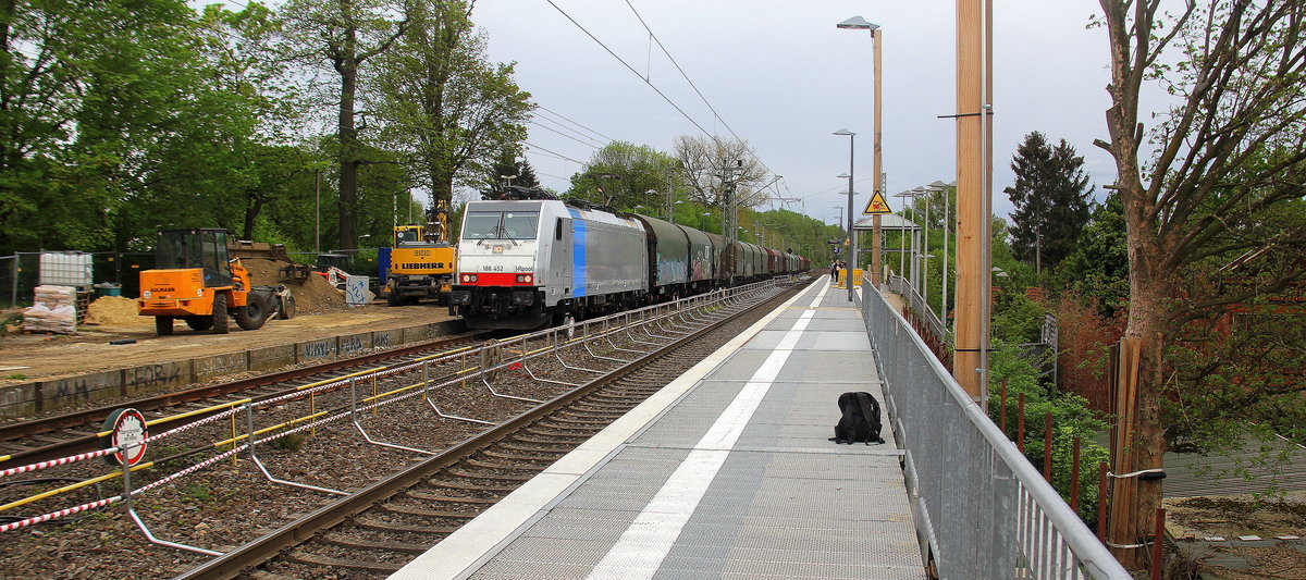 186 452-9 von Lineas/Railpool kommt als umleiter aus Richtung Aachen-Wes,Laurensberg,Richterich mit einem Coilzug aus Kinkempois(B) nach Köln-Gremberg(D) und fährt durch Kohlscheid in Richtung Herzogenrath,Mönchengladbach. 
Aufgenommen von Bahnsteig  in Kohlscheid.
Am 25.4.2019.