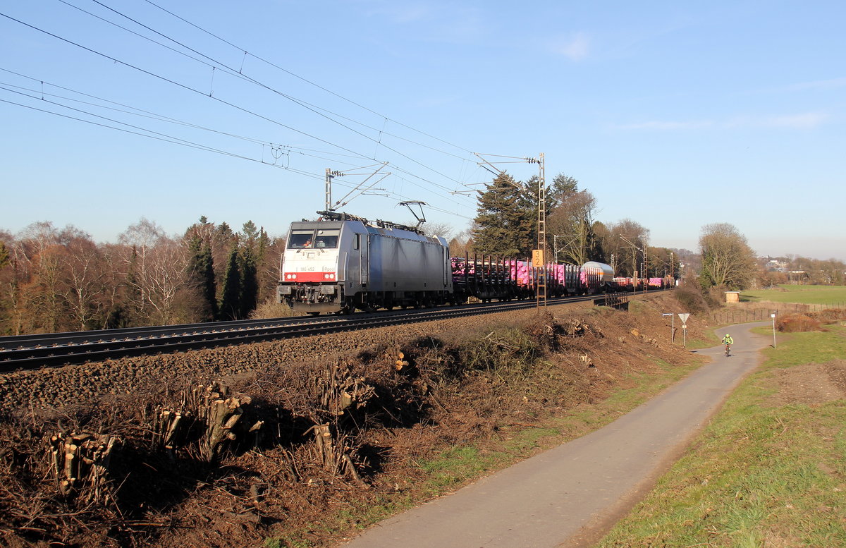 186 452-9 von Lineas/Railpool kommt aus Richtung Aachen-West und fährt die Gemmenicher-Rampe hoch mit einem gemischten Güterzug aus Köln-Gremberg(D) nach Antwerpen-Noord(B) und fährt in Richtung Montzen/Belgien. 
Aufgenommen an der Montzenroute am Gemmenicher-Weg. 
Bei schönem Frühlingswetter am Nachmittag vom 26.2.2019.