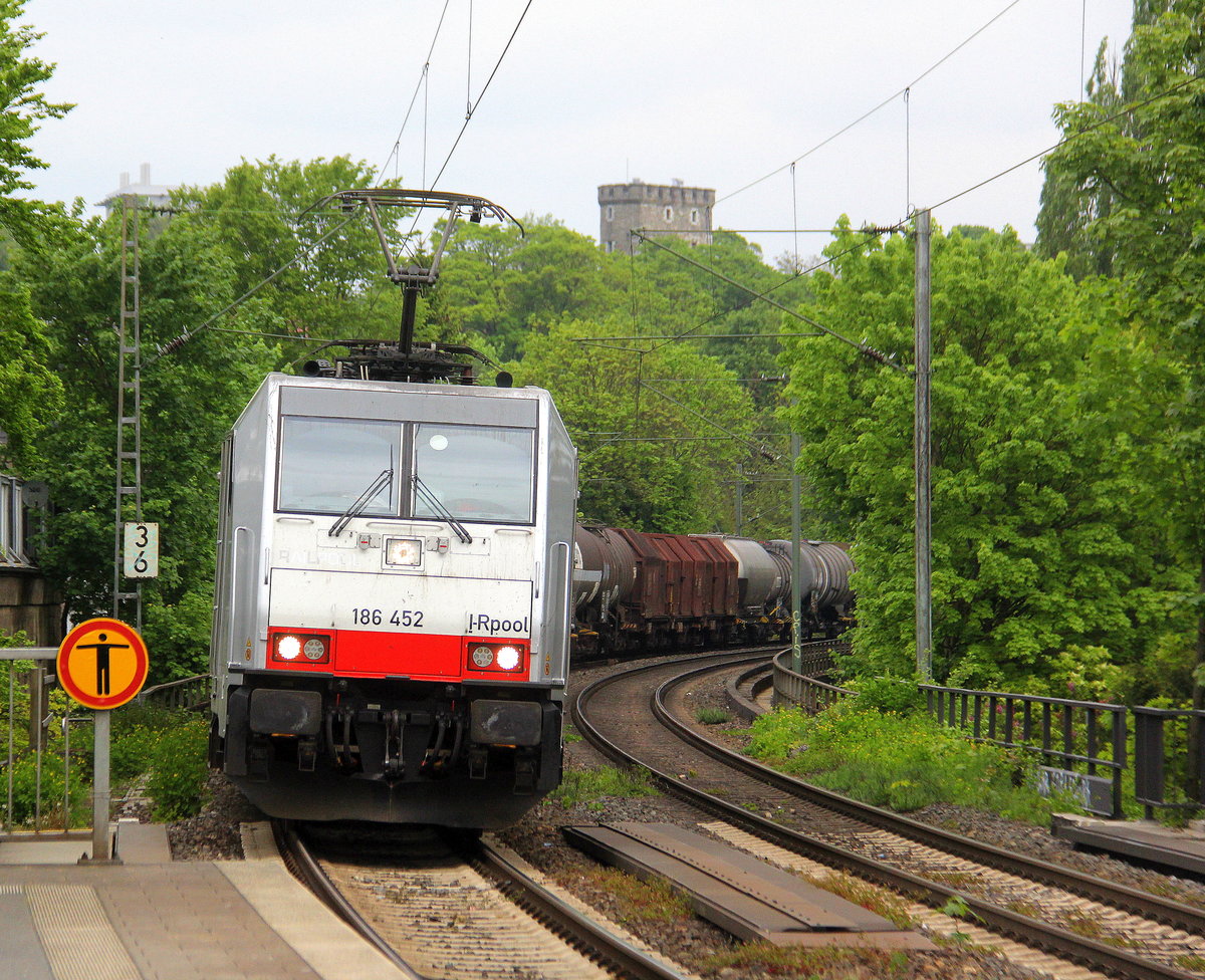 186 452-9 von Lineas/Railpool kommt aus Richtung Aachen-West mit gemischten Güterzug aus Antwerpen-Noord(B) nach Köln-Gremberg(D) und fährt durch Aachen-Schanz in Richtung Aachen-Hbf,Aachen-Rothe-Erde,Stolberg-Hbf(Rheinland)Eschweiler-Hbf,Langerwehe,Düren,Merzenich,Buir,Horrem,Kerpen-Köln-Ehrenfeld,Köln-West,Köln-Süd. Aufgenommen vom Bahnsteig von Aachen-Schanz. 
Am Nachmittag vom 3.5.2019. 