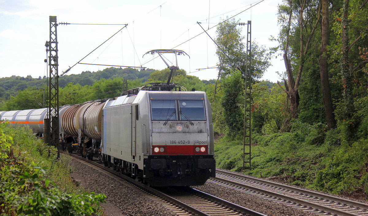 186 452-9 von Lineas/Railpool kommt  leider im gegenlicht die Gemmenicher-Rampe herunter nach Aachen-West mit einem Kesselzug  aus Antwerpen-BASF(B) nach Ludwigshafen-BASF(D).
Aufgenommen an der Montzenroute am Gemmenicher-Weg. 
Bei Sommerwetter am Nachmittag vom 30.7.2018.