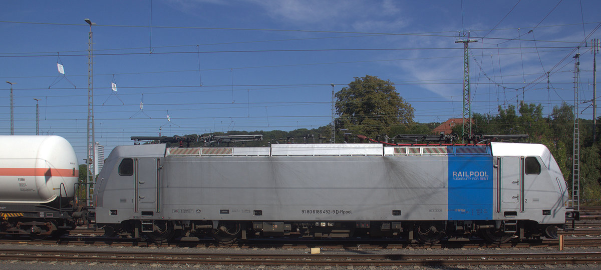 186 452-9 von Lineas/Railpool steht in Aachen-West mit einem Güterzug aus Köln-Gremberg(D) nach Antwerpen-Noord(B).
Aufgenommen vom Bahnsteig in Aachen-West.
Bei Sommerwetter am Mittag vom 14.9.2019.