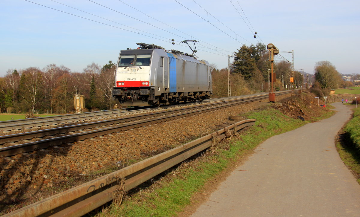 186 453-7 von Lineas/Railpool kommt als Lokzug von Aachen-West nach Belgien und fährt die Gemmenicher-Rampe hoch. 
Aufgenommen an der Montzenroute am Gemmenicher-Weg. 
Bei schönem Frühlingswetter am Nachmittag vom 23.2.2019.