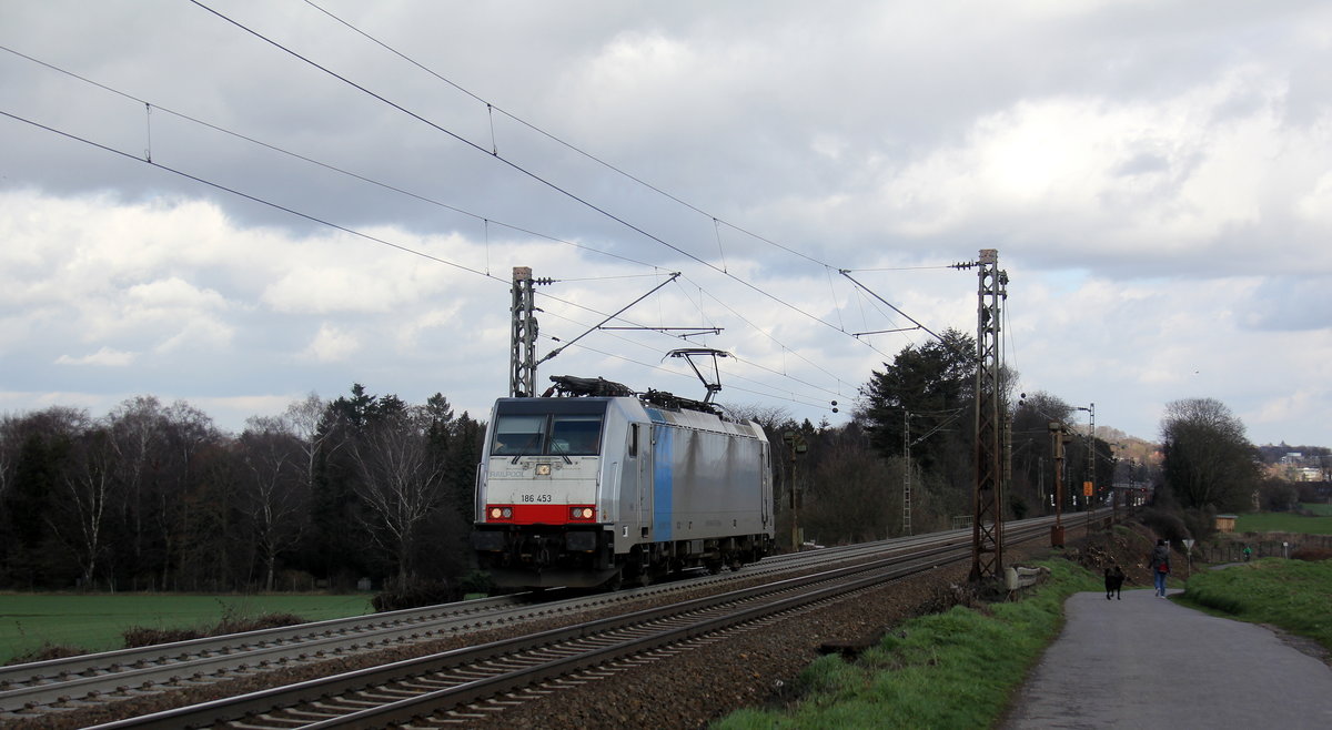 186 453-7 von Lineas/Railpool kommt als Lokzug von Aachen-West nach Belgien und fährt die Gemmenicher-Rampe hoch. 
Aufgenommen an der Montzenroute am Gemmenicher-Weg. 
Bei Sonne und Regenwolken am Mittag vom 8.3.2019.
