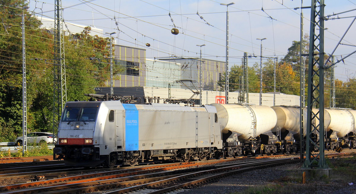 186 453-7  von Lineas/Railpool kommt aus Richtung Montzen/Belgien Kesselzug aus Antwerpen-Kanaaldok(B) nach Millingen-Solvay(D) und fährt in Aachen-West ein. 
Aufgenommen vom Bahnsteig in Aachen-West.
Bei schönem Herbstwetter am Nachmittag vom 9.10.2018.