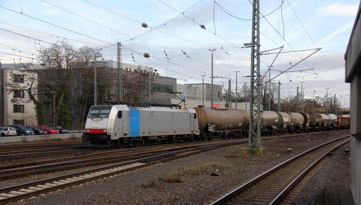 186 453-7 von Lineas/Railpool kommt aus Richtung Montzen/Belgien mit einem Güterzug aus Antwerpen-Noord(B) nach Köln-Gremberg(D) und fährt in Aachen-West ein. 
Aufgenommen vom Bahnsteig in Aachen-West. 
Bei Sonne und Wolken am Nachmittag vom 6.2.2019.