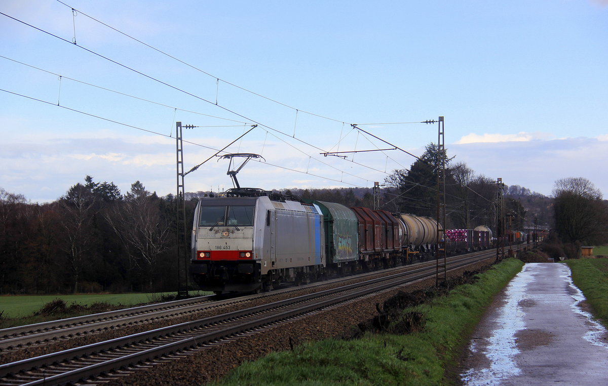 186 453-7 von Lineas/Railpool kommt aus Richtung Aachen-West und fährt die Gemmenicher-Rampe hoch mit einem gemischten Güterzug aus Köln-Gremberg(D) nach Antwerpen-Noord(B) und fährt in Richtung Montzen/Belgien. 
Aufgenommen an der Montzenroute am Gemmenicher-Weg.
Bei Sonne und Regenwolken am Nachmittag vom 7.3.2019.