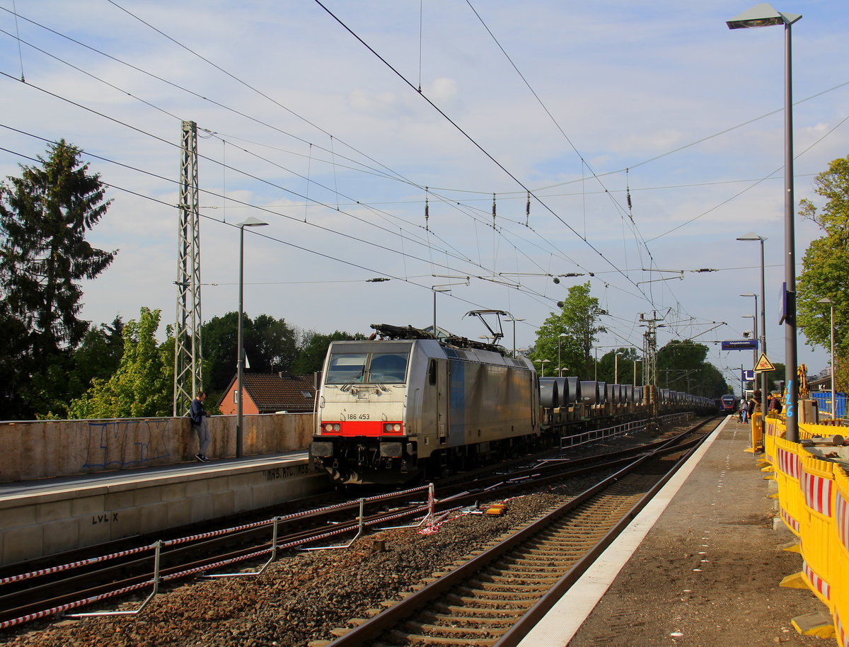 186 453-7 von Lineas/Railpool kommt die Kohlscheider-Rampe hoch aus Richtung Mönchengladbach,Herzogenrath mit einem schweren-Coilzug aus Duisburg-Wedau(D) nach Kinkempois(B) und fährt durch Kohlscheid in Richtung Richterich,Laurensberg,Aachen-West. Aufgenommen vom Bahnsteig 1 in Kohlscheid. 
Bei Sonnenschein und Wolken am Nachmittag vom 10.5.2019.