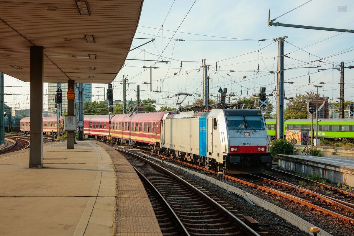 186 453 Railpool mit MSM Partyzug nach Amsterdam in Köln Hbf, Juni 2025.
