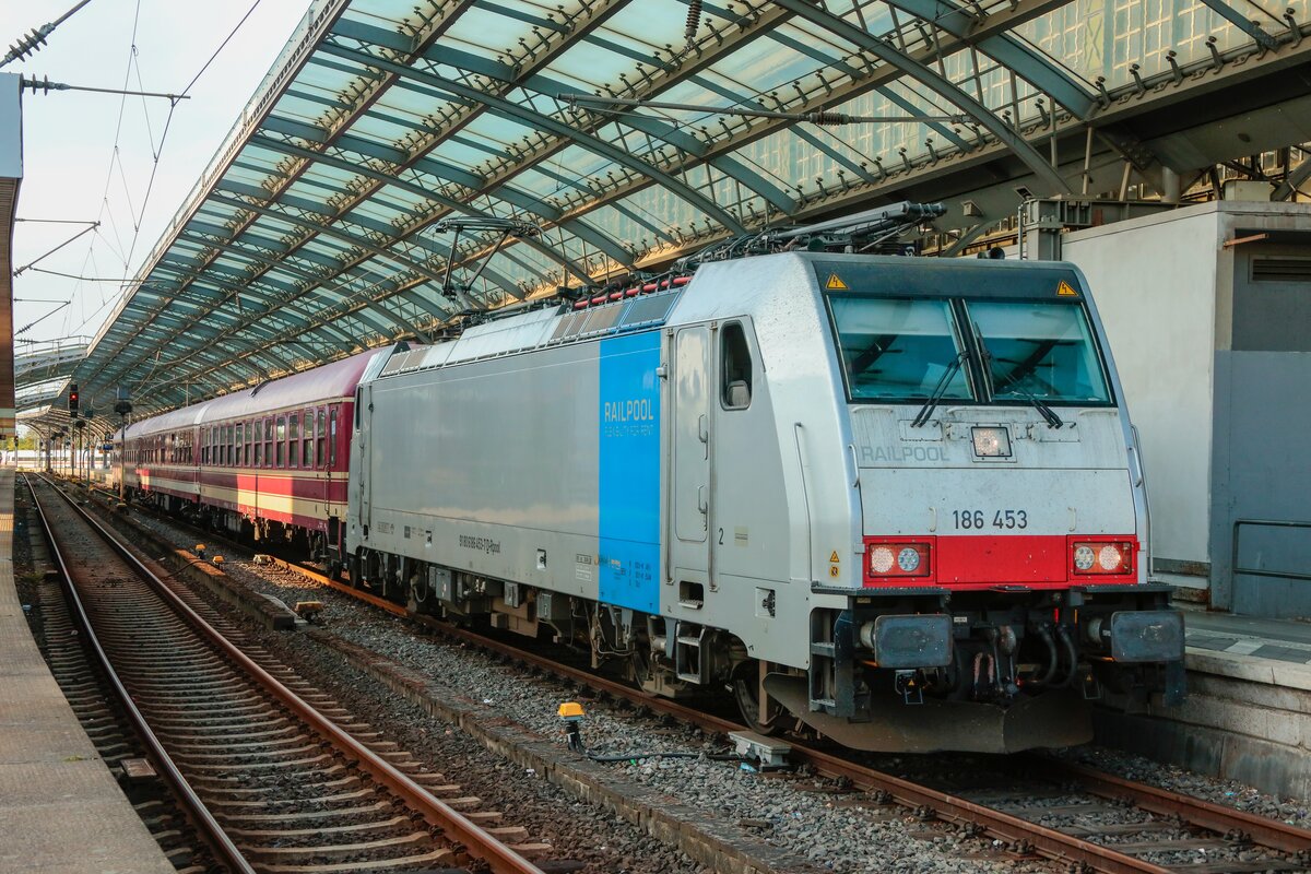 186 453 Railpool mit MSM Partyzug nach Amsterdam in Köln Hbf, Juni 2025.