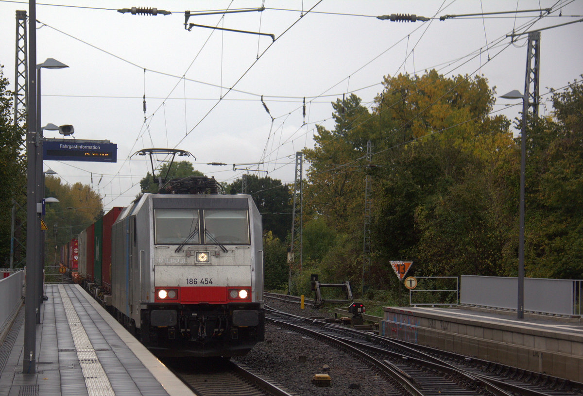186 454-5 von Lineas kommt als umleiter aus Richtung Aachen-Wes,Laurensberg,Richterich mit einem KLV-Containerzug aus Belgien nach Italien und fährt durch Kohlscheid und fährt in Richtung Herzogenrath,Neuss. 
Aufgenommen von Bahnsteig 1 in Kohlscheid.
Bei Regenwetter am Nachmittag vom 19.10.2019.