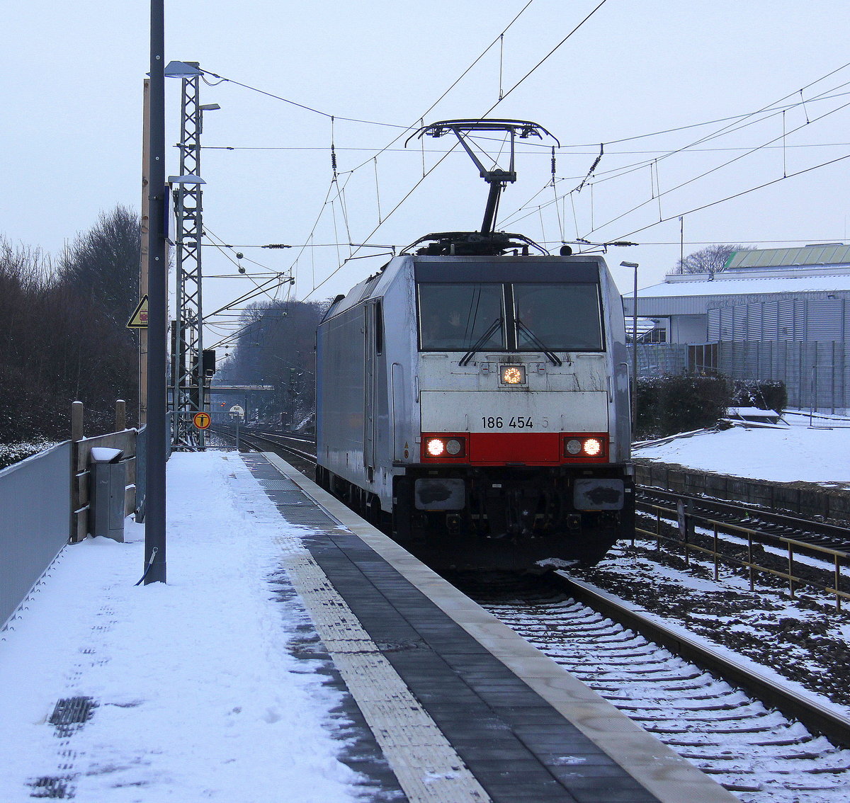 186 454-5 von Lineas/Railpool kommt als Lokzug aus Millingen(D) nach Aachen-West(D) und kommt die Kohlscheider-Rampe hoch aus Richtung Herzogenrath und fährt durch Kohlscheid in Richtung Richterich,Laurensberg,Aachen-West,Aachen-Schanz,Aachen-Hbf. 
Aufgenommen vom Bahnsteig 2 in Kohlscheid.
Bei schönem Sonnenschein und Schnee am Kalten Nachmittag vom 23.1.2019.