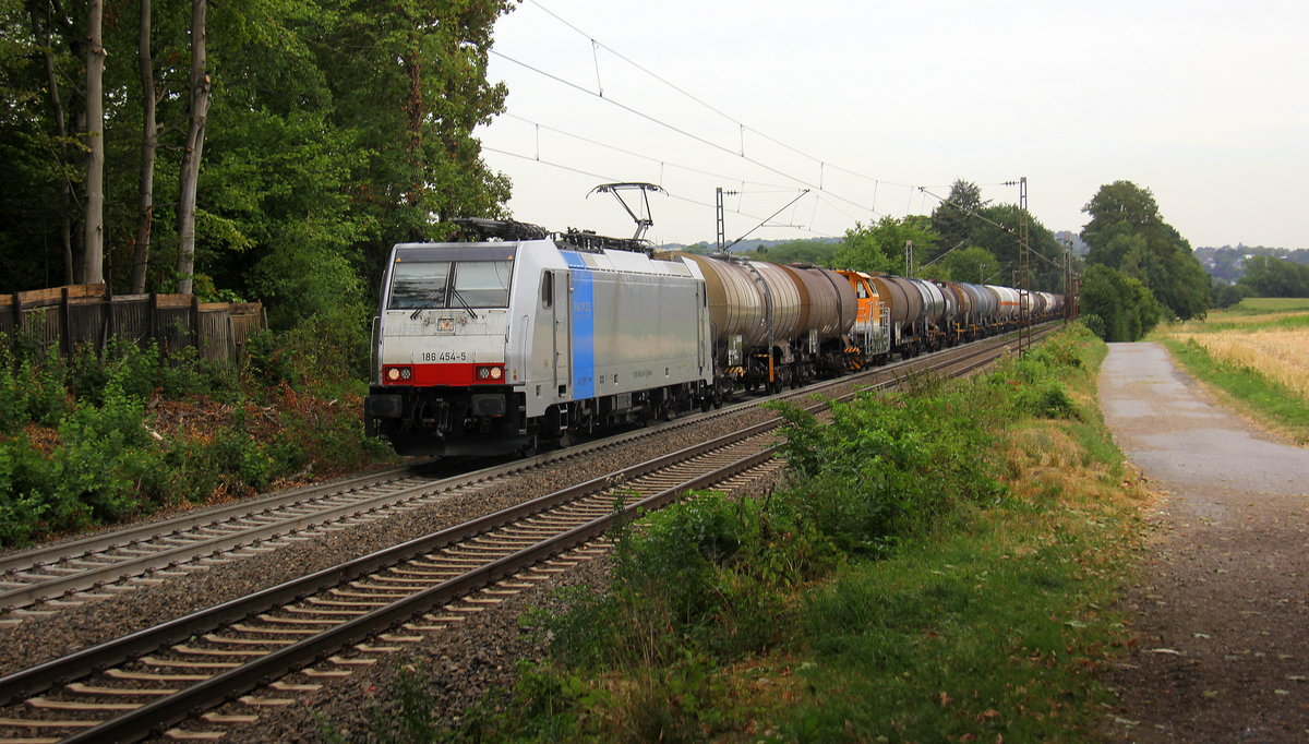 186 454-5  von Lineas/Railpool  kommt aus Richtung Aachen-West die Gemmenicher-Rampe hoch mit einem lagen Kesselzug aus Ludwigshafen-BASF nach Antwerpen-BASF(B) und fährt in Richtung Montzen/Belgien. 
Aufgenommen an der Montzenroute am Gemmenicher-Weg. 
Bei Wolken am Mittag vom 1.8.2018.