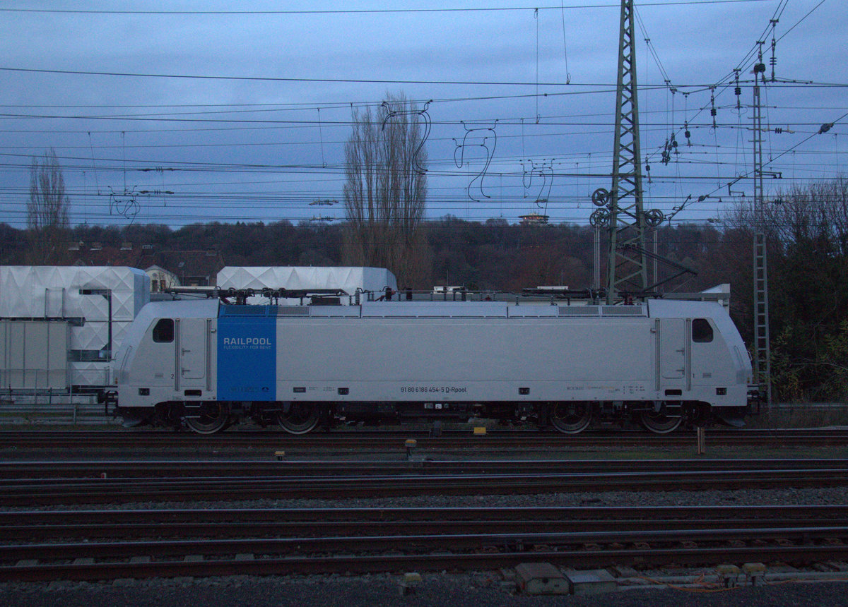 186 454-5 von Lineas/Railpool  rangiert in Aachen-West.
Aufgenommen vom Bahnsteig in Aachen-West.
In der Abendstimmung vom Abend am 18.12.2018.
