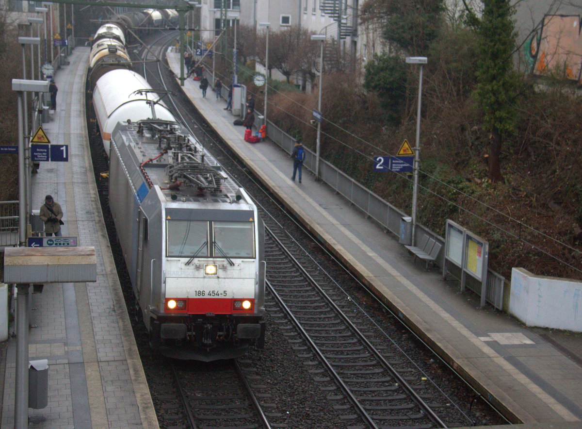 186 454-5 von Railpool kommt durch Aachen-Schanz mit einem Kesselzug aus Antwerpen-BASF(B) nach Ludwigshafen-BASF(D) und kommt aus Richtung Aachen-West und fährt in Richtung Aachen-Hbf,Aachen-Rothe-Erde,Stolberg-Hbf(Rheinland)Eschweiler-Hbf,Langerwehe,Düren,Merzenich,Buir,Horrem,Kerpen-Köln-Ehrenfeld,Köln-West,Köln-Süd. Aufgenommen von der Brücke in Aachen-Schanz. 
Bei Regenwetter am Morgen vom 28.3.2018.