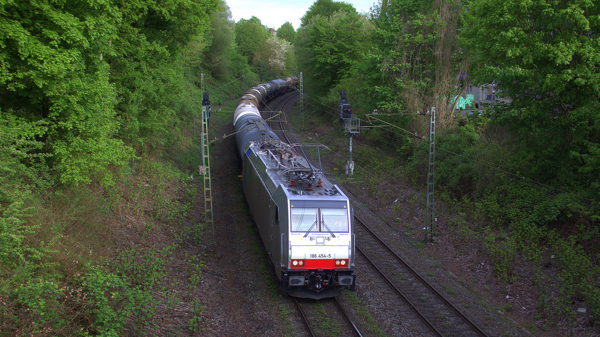 186 454-5 von Railpool kommt mit einem Kesselzug aus Antwerpen-BASF(B) nach Ludwigshafen-BASF(D) und kommt aus Richtung Aachen-West,Aachen-Schanz und fährt in Richtung Aachen-Hbf,Aachen-Rothe-Erde,Stolberg-Hbf(Rheinland)Eschweiler-Hbf,Langerwehe,Düren,Merzenich,Buir,Horrem,Kerpen-Köln-Ehrenfeld,Köln-West,Köln-Süd. 
Aufgenommen von einer Brücke von der Weberstraße in Aachen. 
Bei schönem Sonnenschein am Morgen vom 24.4.2018.