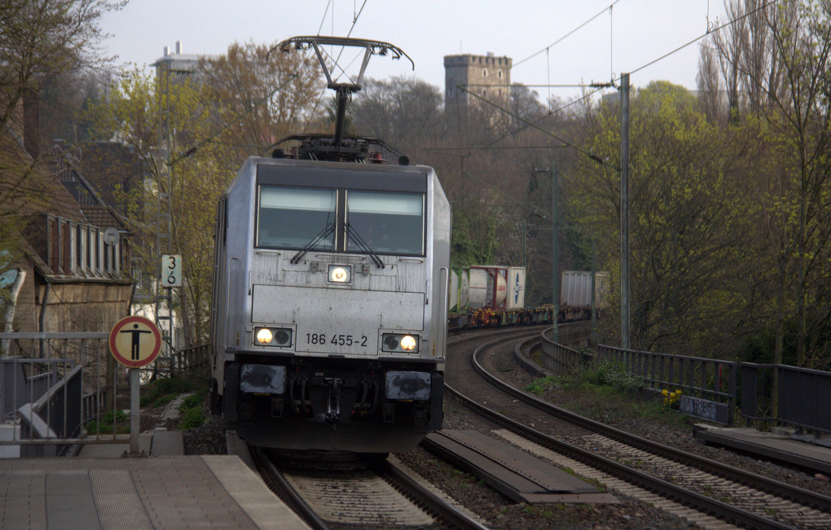 186 455-2 von Lineas/Railpool kommt durch Aachen-Schanz mit einem gemischten Güterzug aus Antwerpen-Noord(B) nach Passau(D) und kommt aus Richtung Aachen-West und fährt in Richtung Aachen-Hbf,Aachen-Rothe-Erde,Stolberg-Hbf(Rheinland)Eschweiler-Hbf,Langerwehe,Düren,Merzenich,Buir,Horrem,Kerpen-Köln-Ehrenfeld,Köln-West,Köln-Süd. Aufgenommen vom Bahnsteig von Aachen-Schanz. 
Am Morgen vom 2.4.2019.
