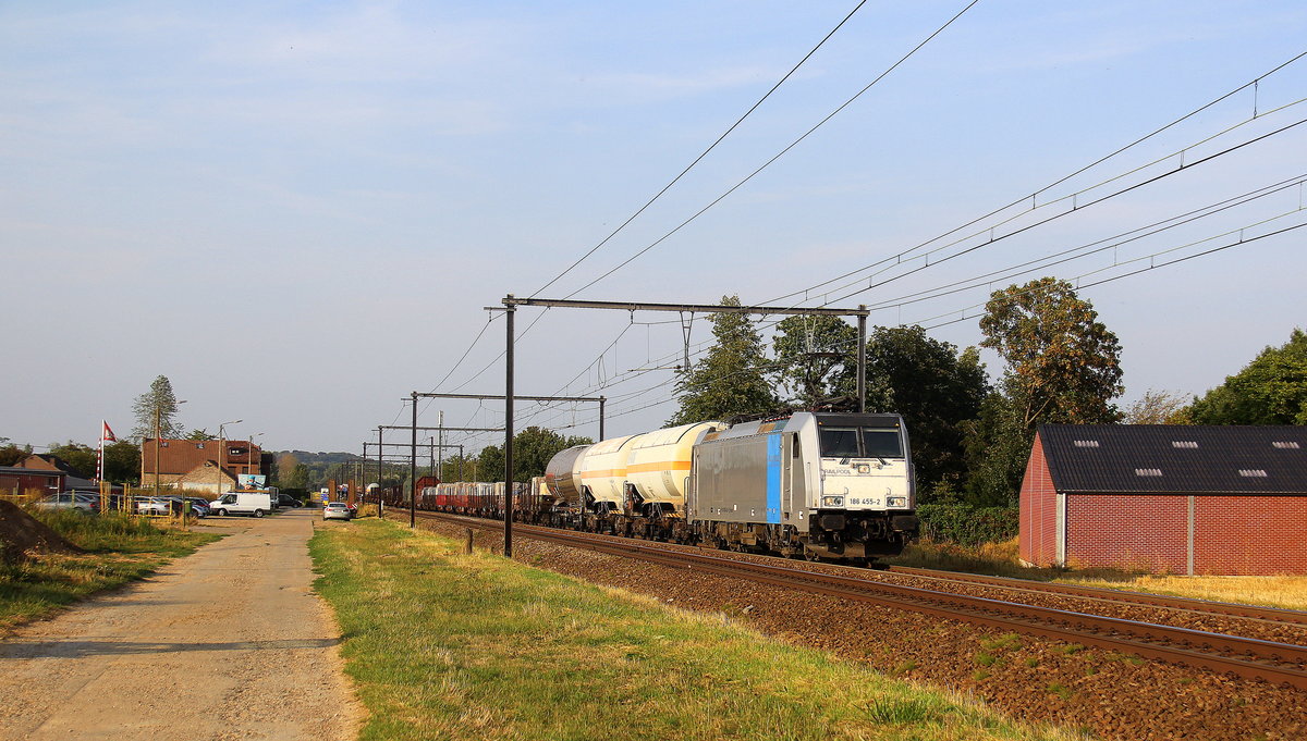 186 455-2  von Lineas/Railpool  kommt mit einem gemischten Gterzug aus Antwerpen-Noord(B) nach Kln-Gremberg(D) und kommt aus Richtung Hasselt(B) und fhrt durch s'Herenelderen(B) in Richtung Tongeren(B),Vise(B),Montzen(B),Aachen(D). 
Aufgenommen an einem Weg in s'Herenelderen(B).
In der Abendstimmung an einem schnem Sommerabend vom 16.8.2018.