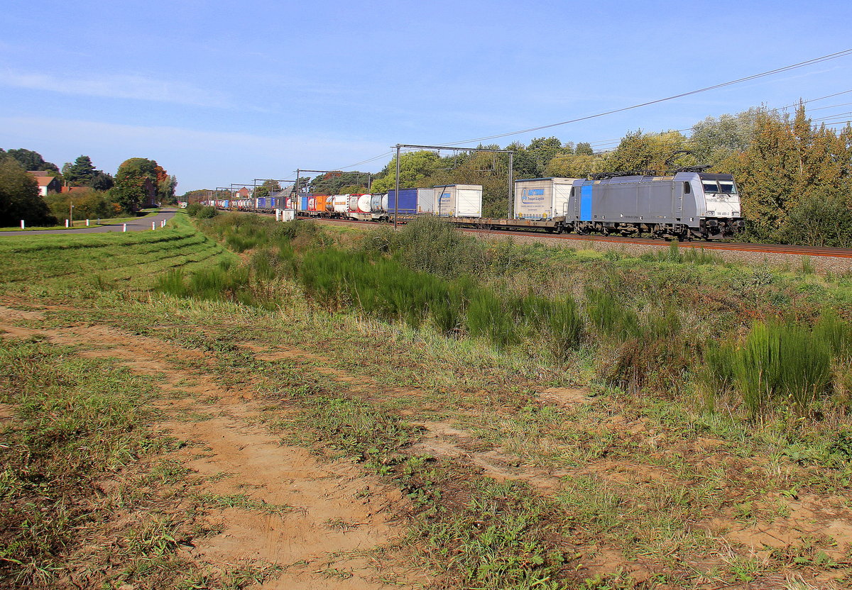 186 455-2 von Lineas/Railpool kommt mit einem Containerzug aus Antwerpen-Oorderen(B) nach Gallarate(I) und kommt aus Richtung Diest(B) und fährt durch Lummen-Linkhout(B) in Richtung Hasselt(B),Tongeren(B),Vise(B),Montzen(B),Aachen-West(D).
Aufgenommen in Lummen-Linkhout(B). 
Bei schönem Herbstwetter am Vormittag vom 13.10.2018.