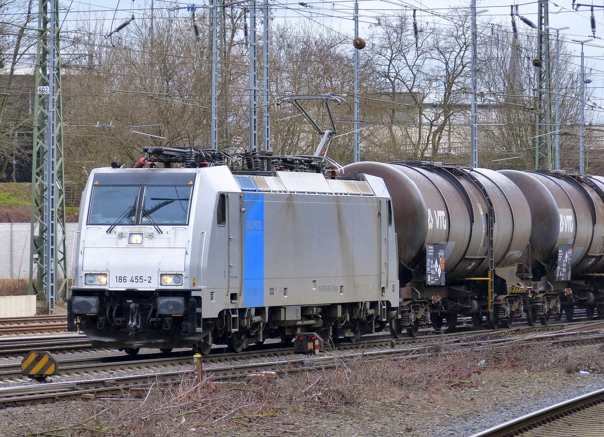 186 455-2 von Railpool  kommt aus Richtung Montzen/Belgien mit einem Güterzug aus Antwerpen-Noord(B) nach  Köln-Gremberg(D) und fährt in Aachen-West ein. 
Aufgenommen vom Bahnsteig in Aachen-West.
Bei Regenwetter am Nachmittag vom 7.3.2018.
